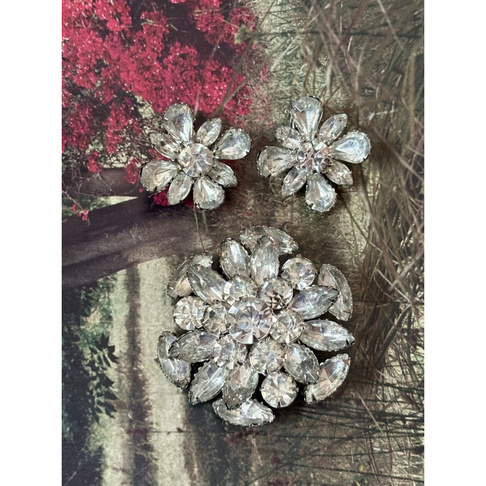 Vintage Rhinestone Brooch & Clip-On Earrings Set Sparkling Design Snowflake - Picture 2 of 5